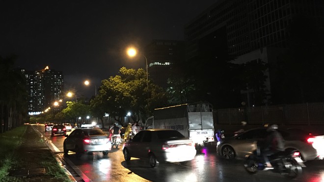 Hàng loạt người ngã xe trên đại lộ Thăng Long vì vết dầu loang - ảnh 7
