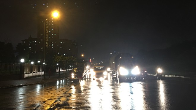 Hàng loạt người ngã xe trên đại lộ Thăng Long vì vết dầu loang - ảnh 1