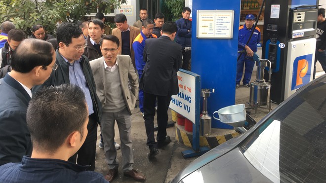 Mục kích thực nghiệm vụ cây xăng ở Hà Nội bị tố gian dối - ảnh 10