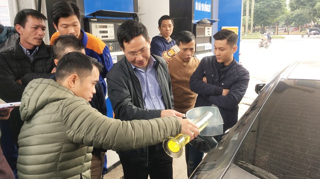 Mục kích thực nghiệm vụ cây xăng ở Hà Nội bị tố gian dối - ảnh 8