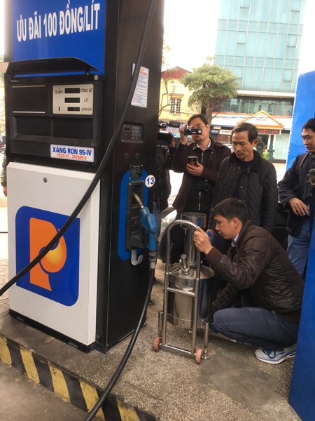 Mục kích thực nghiệm vụ cây xăng ở Hà Nội bị tố gian dối - ảnh 7