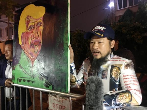 Người hâm mộ từ phương xa mang tranh khủng ra tặng Tổng thống Donald Trump - ảnh 2