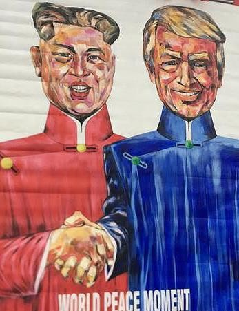 Người hâm mộ từ phương xa mang tranh khủng ra tặng Tổng thống Donald Trump - ảnh 1