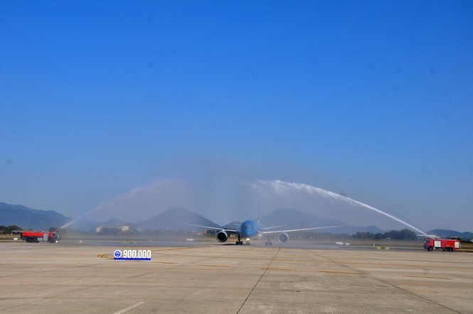 Chuyến bay thứ 900.000 trong năm 2019 hạ cánh xuống Nội Bài - ảnh 1