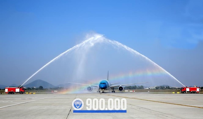 Chuyến bay thứ 900.000 trong năm 2019 hạ cánh xuống Nội Bài - ảnh 2