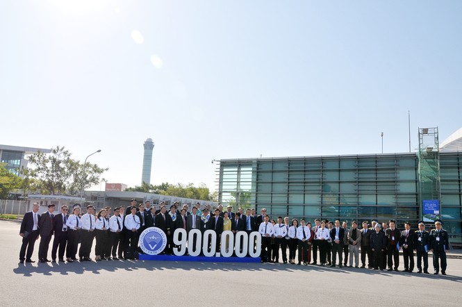 Chuyến bay thứ 900.000 trong năm 2019 hạ cánh xuống Nội Bài - ảnh 8
