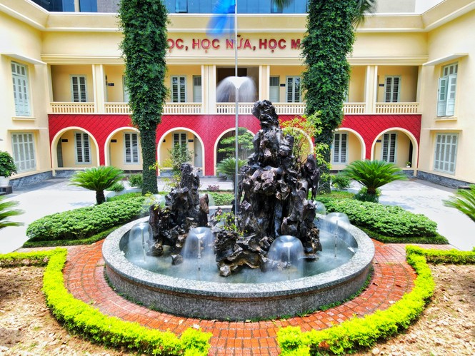 Trường Đại học Thương mại, lãng mạn từng khoảnh khắc - ảnh 1