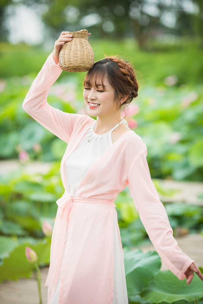 Nữ sinh Tài chính xinh đẹp trong tà áo tứ thân bên hoa sen dưới nắng Hè - ảnh 4