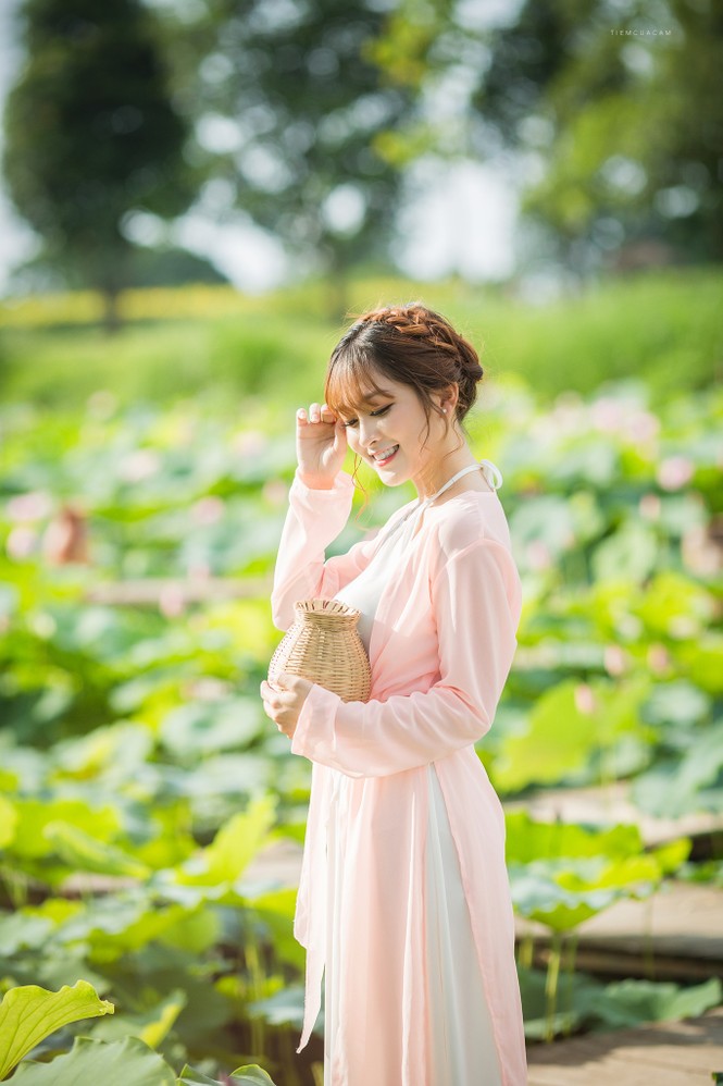 Nữ sinh Tài chính xinh đẹp trong tà áo tứ thân bên hoa sen dưới nắng Hè - ảnh 5