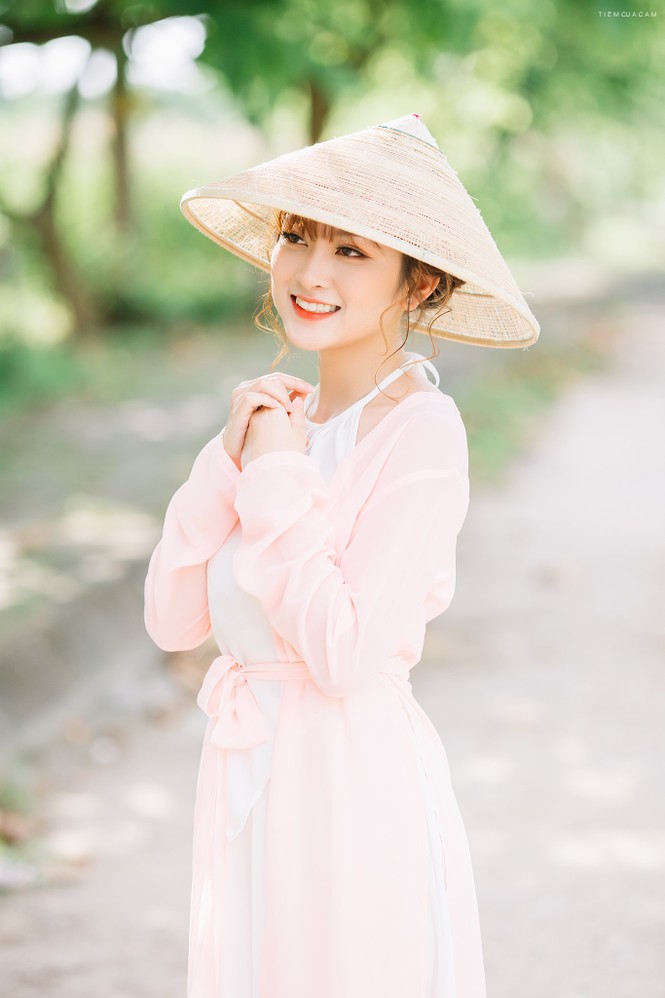 Nữ sinh Tài chính xinh đẹp trong tà áo tứ thân bên hoa sen dưới nắng Hè - ảnh 6