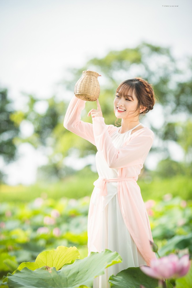 Nữ sinh Tài chính xinh đẹp trong tà áo tứ thân bên hoa sen dưới nắng Hè - ảnh 7