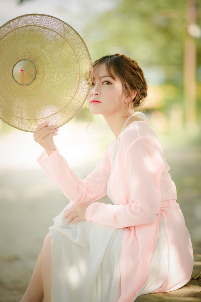 Nữ sinh Tài chính xinh đẹp trong tà áo tứ thân bên hoa sen dưới nắng Hè - ảnh 8