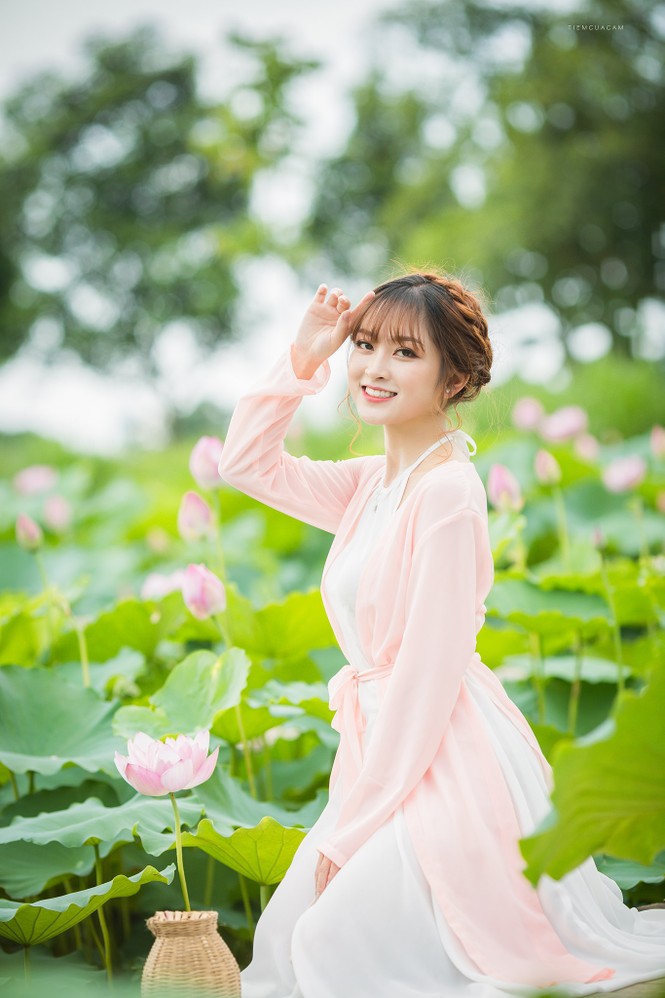 Nữ sinh Tài chính xinh đẹp trong tà áo tứ thân bên hoa sen dưới nắng Hè - ảnh 2