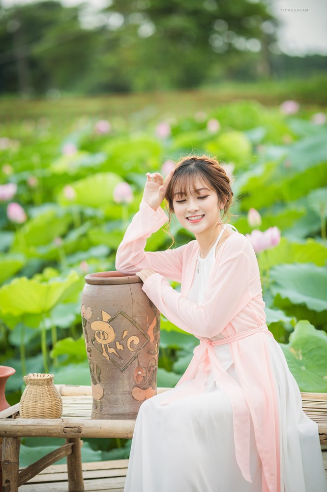 Nữ sinh Tài chính xinh đẹp trong tà áo tứ thân bên hoa sen dưới nắng Hè - ảnh 3