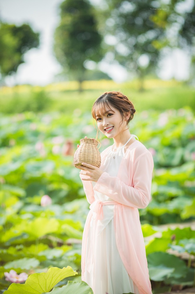 Nữ sinh Tài chính xinh đẹp trong tà áo tứ thân bên hoa sen dưới nắng Hè - ảnh 10