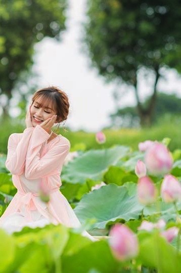 Nữ sinh Tài chính xinh đẹp trong tà áo tứ thân bên hoa sen dưới nắng Hè - ảnh 12