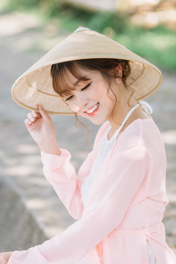 Nữ sinh Tài chính xinh đẹp trong tà áo tứ thân bên hoa sen dưới nắng Hè - ảnh 1