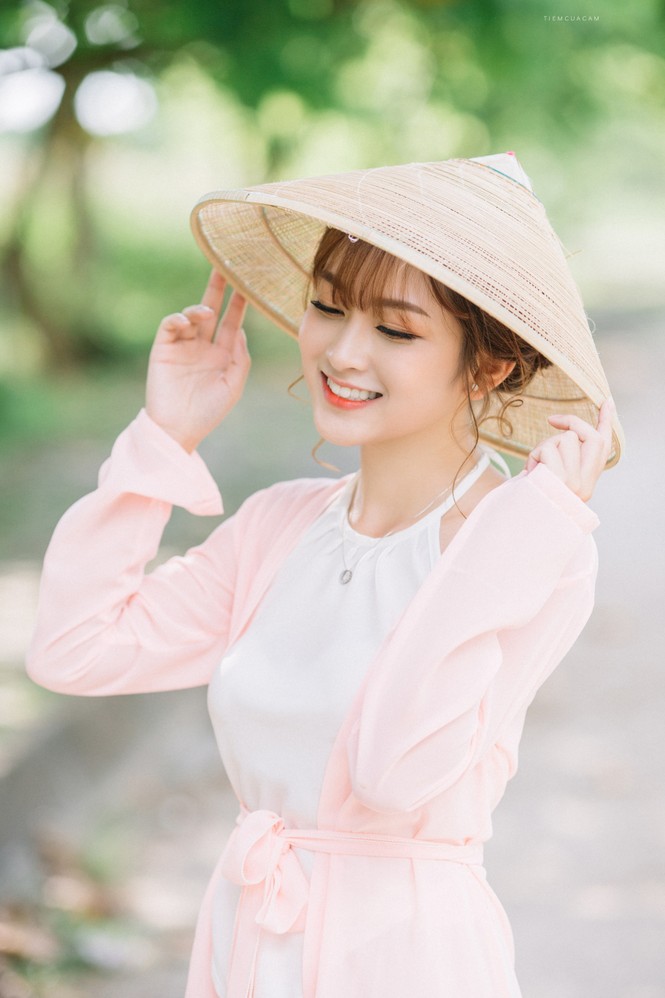 Nữ sinh Tài chính xinh đẹp trong tà áo tứ thân bên hoa sen dưới nắng Hè - ảnh 11