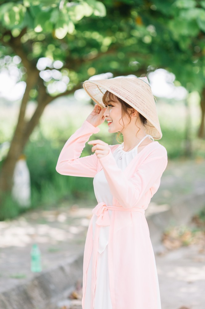 Nữ sinh Tài chính xinh đẹp trong tà áo tứ thân bên hoa sen dưới nắng Hè - ảnh 9
