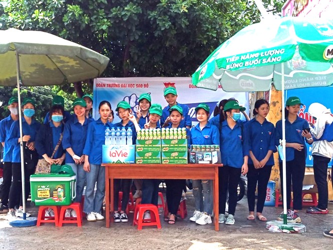 Hỗ trợ nước uống và nước rửa tay khô cho thí sinh tại Chí Linh, Hải Dương - ảnh 1