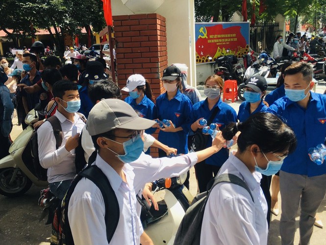 Hỗ trợ nước uống và nước rửa tay khô cho thí sinh tại Chí Linh, Hải Dương - ảnh 2