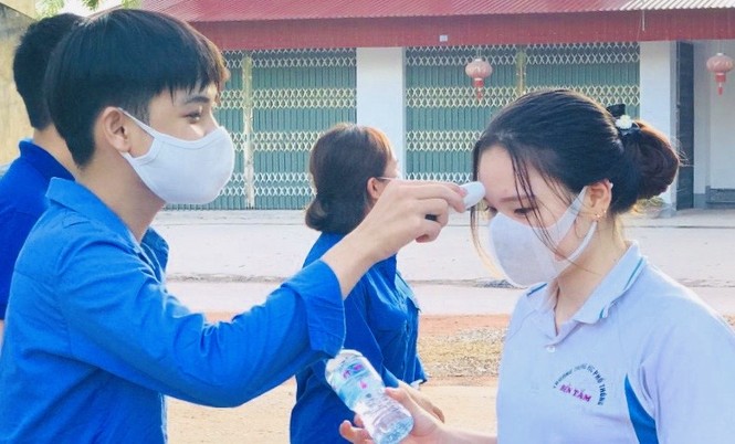 Hỗ trợ nước uống và nước rửa tay khô cho thí sinh tại Chí Linh, Hải Dương - ảnh 5
