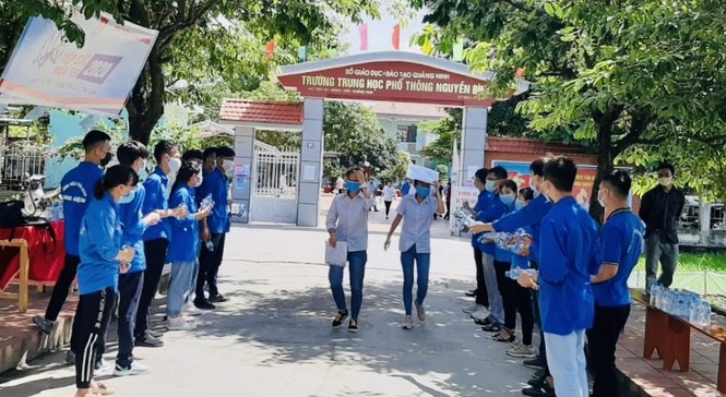 Hỗ trợ nước uống và nước rửa tay khô cho thí sinh tại Chí Linh, Hải Dương - ảnh 6