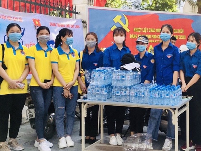 Hỗ trợ nước uống và nước rửa tay khô cho thí sinh tại Chí Linh, Hải Dương - ảnh 7