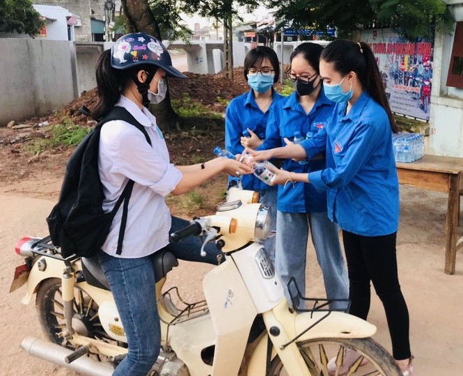 Hỗ trợ nước uống và nước rửa tay khô cho thí sinh tại Chí Linh, Hải Dương - ảnh 8