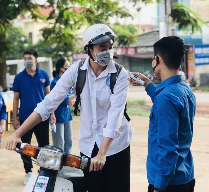 Hỗ trợ nước uống và nước rửa tay khô cho thí sinh tại Chí Linh, Hải Dương - ảnh 3