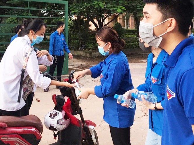Hỗ trợ nước uống và nước rửa tay khô cho thí sinh tại Chí Linh, Hải Dương - ảnh 9