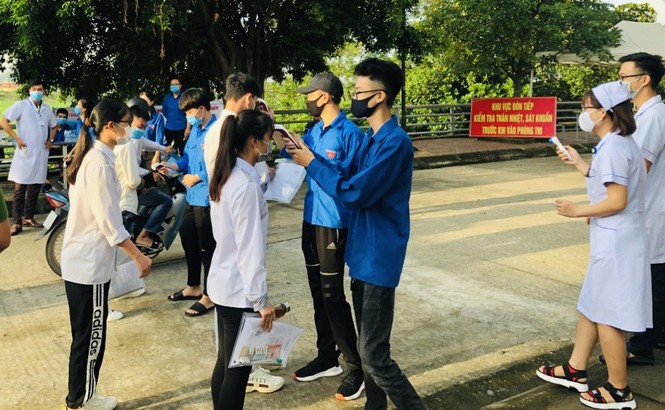 Hỗ trợ nước uống và nước rửa tay khô cho thí sinh tại Chí Linh, Hải Dương - ảnh 4