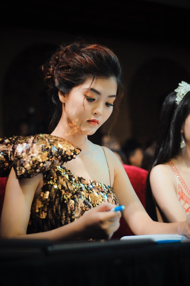 Ước mơ trở thành người mẫu của một cô gái có chiều cao vượt trội từ nhỏ - ảnh 7