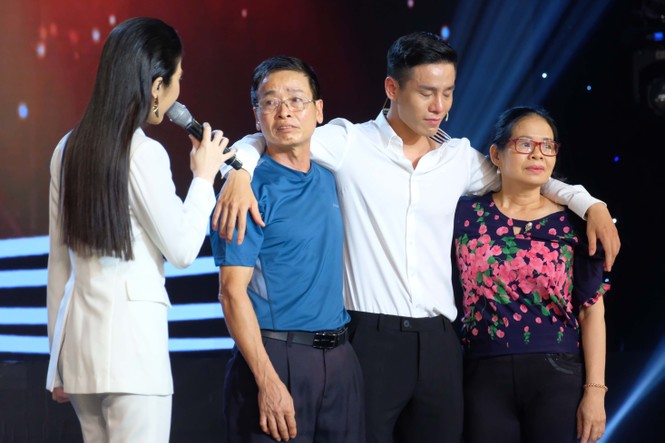 Nam vương Cao Xuân Tài khóc nghẹn ôm bố mẹ trên sóng truyền hình - ảnh 3