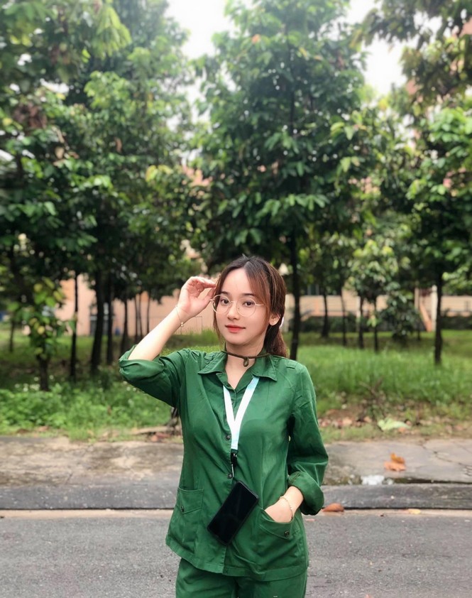 Cô nữ sinh trường ĐH Kinh tế TP Hồ Chí Minh khỏe khoắn, năng động trong bộ đồ quân sự - ảnh 12