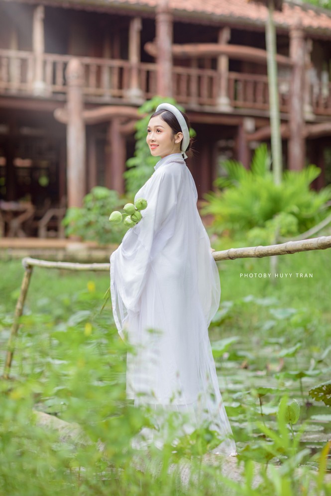 Hoa khôi Hutech đẹp dịu dàng trong áo dài cổ phục Việt Nam - ảnh 3