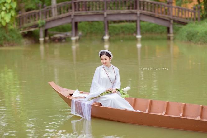 Hoa khôi Hutech đẹp dịu dàng trong áo dài cổ phục Việt Nam - ảnh 2