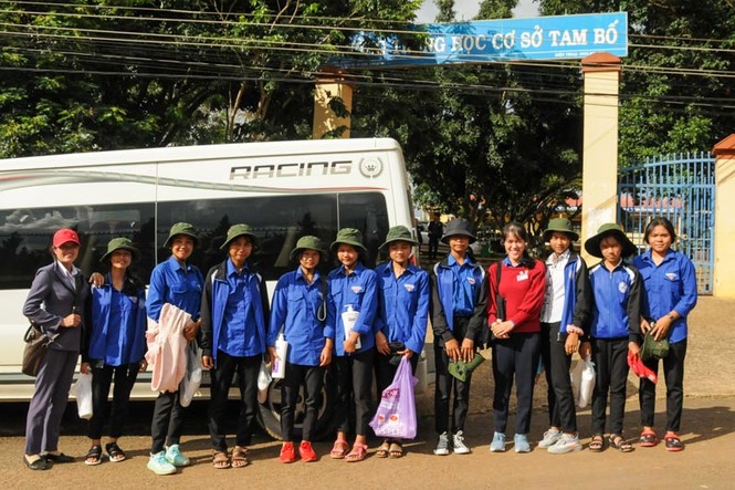 Nữ sinh nhận học bổng RMIT truyền cảm hứng cho học sinh dân tộc thiểu số - ảnh 1