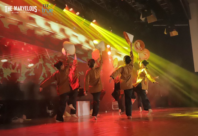 Đêm nhạc hội “The Phenomenon”: Khơi dậy tiềm năng vô hạn của tân sinh viên trường Báo - ảnh 3
