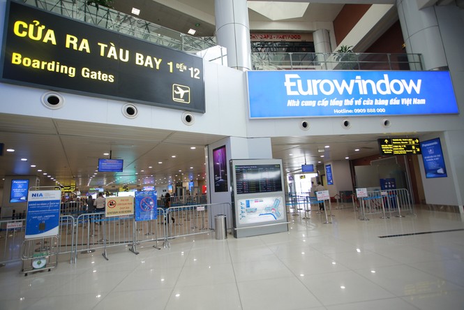 Máy bay đỗ đầy cảng, nhà ga Nội Bài 'vắng như chùa bà đanh' - ảnh 10
