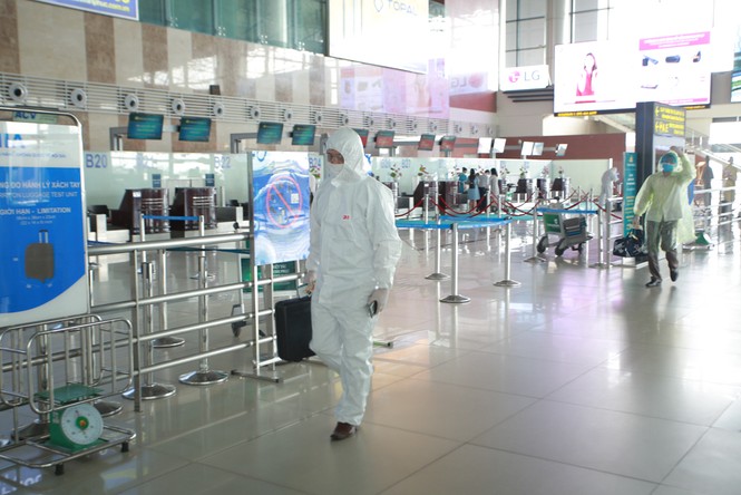 Máy bay đỗ đầy cảng, nhà ga Nội Bài 'vắng như chùa bà đanh' - ảnh 11