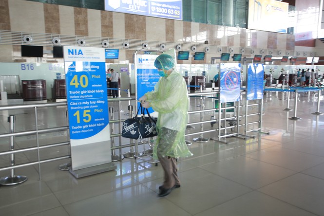 Máy bay đỗ đầy cảng, nhà ga Nội Bài 'vắng như chùa bà đanh' - ảnh 12