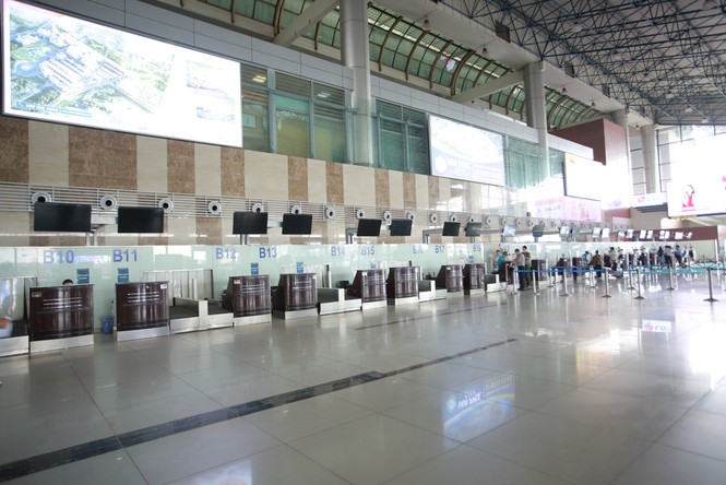 Máy bay đỗ đầy cảng, nhà ga Nội Bài 'vắng như chùa bà đanh' - ảnh 14