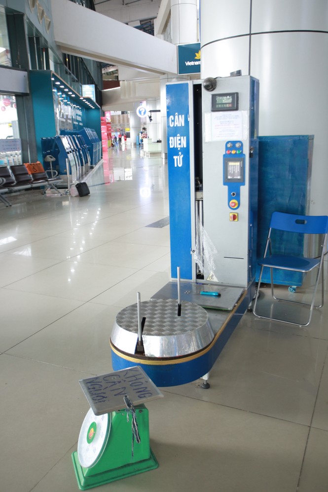 Máy bay đỗ đầy cảng, nhà ga Nội Bài 'vắng như chùa bà đanh' - ảnh 15