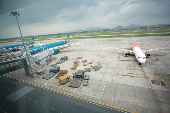 Máy bay đỗ đầy cảng, nhà ga Nội Bài 'vắng như chùa bà đanh' - ảnh 3