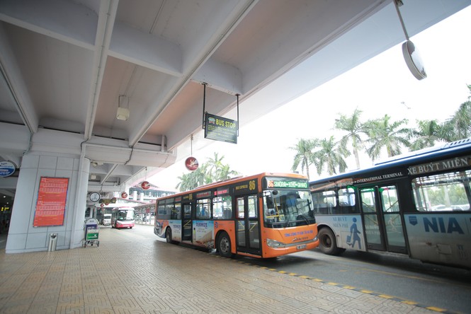 Máy bay đỗ đầy cảng, nhà ga Nội Bài 'vắng như chùa bà đanh' - ảnh 4