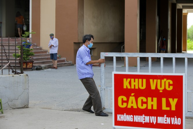 Hà Nội phong toả chung cư hơn 1.000 dân liên quan ca mắc COVID-19 - ảnh 4