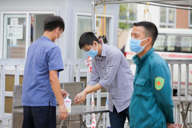 Hà Nội phong toả chung cư hơn 1.000 dân liên quan ca mắc COVID-19 - ảnh 11