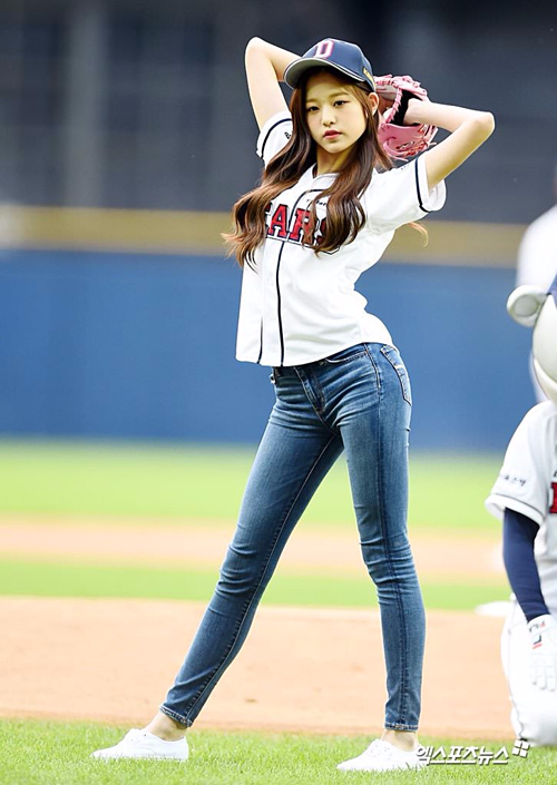 Nhìn Jang Won Young (IZ*ONE) mới biết “dáng đẹp như Thủy thủ Mặt Trăng” là có thật - ảnh 6