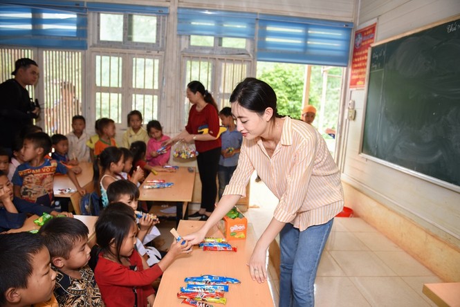 Hoa hậu Lương Thùy Linh giúp trẻ em Lũng Lìu xây ước mơ từ con đường trên núi - ảnh 3